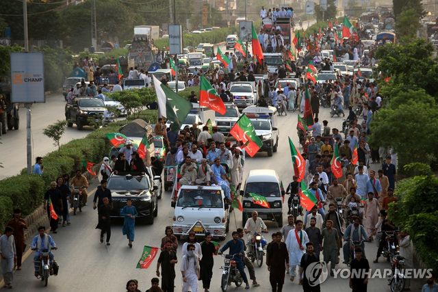 5일 파키스탄 페샤와르서 열린 칸 전 총리 석방요구 시위