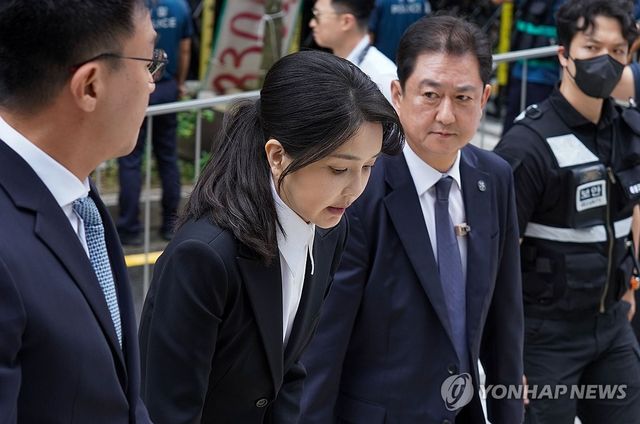 피의자 신분으로 특검 출석하는 김건희