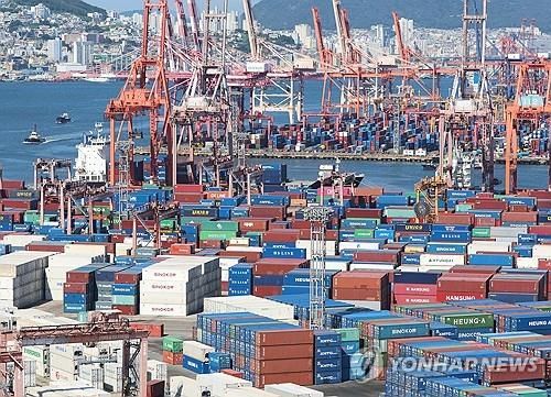 컨테이너가 쌓여 있는 부산항 신선대부두, 감만부두