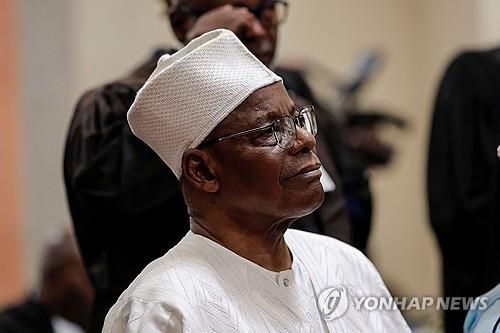 10월 대선 출마가 무산된 카메룬 주요 야권 후보 모리스 카모