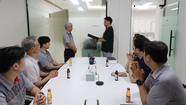 감사장 전달 받는 이명호씨(왼쪽)