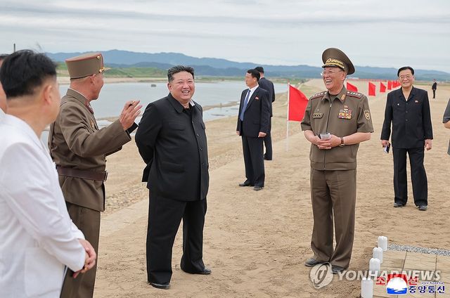 북한 김정은, 신의주 온실농장·제방공사 현장 시찰