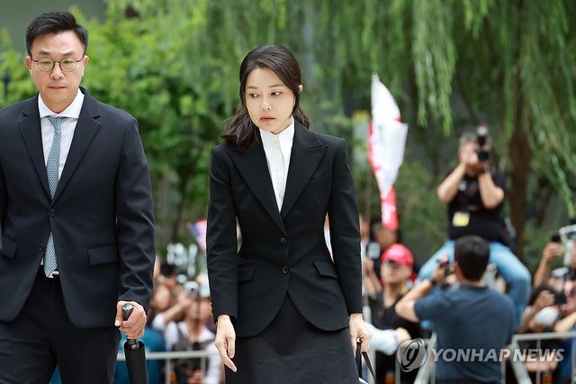 김건희, 피의자 신분으로 특검 출석