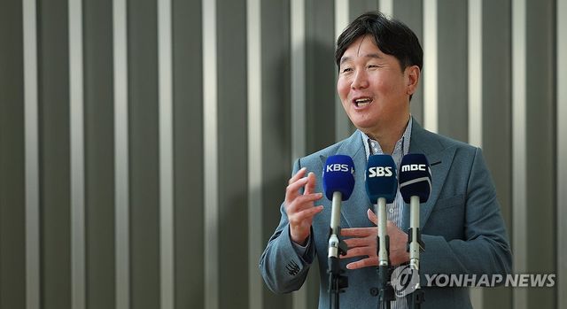 밝은 표정으로 답하는 류지현 감독