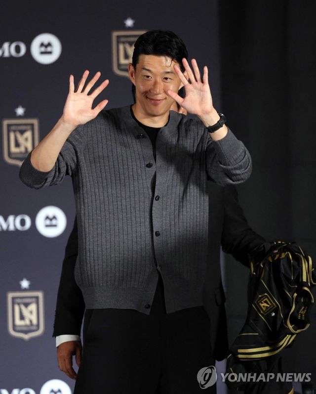 인사하는 손흥민