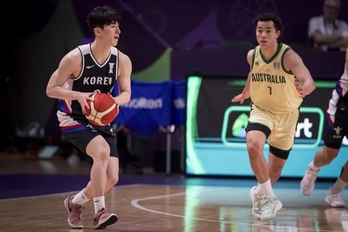 한국의 이정현(왼쪽)