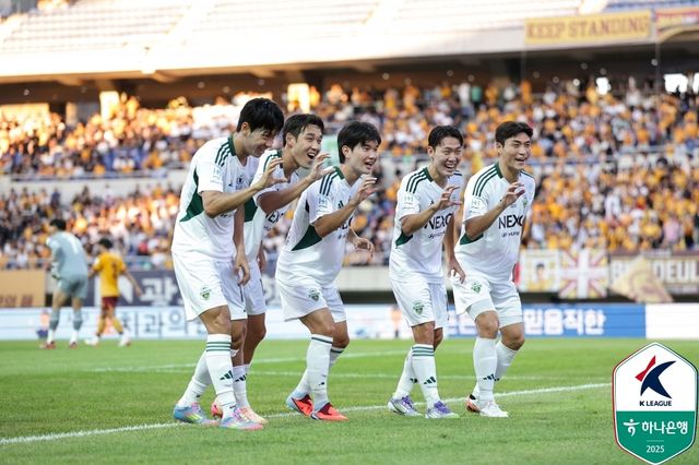 전진우(왼쪽) 등 전북 선수들