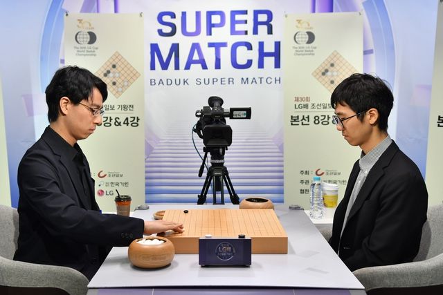 변상일(오른쪽) 9단이 LG배 4강에서 이치리키 료 9단에게 패했다.