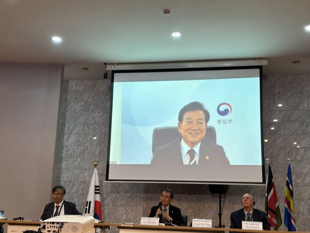 케냐 세계코리아포럼서 영상 기조연설하는 정동영 통일장관