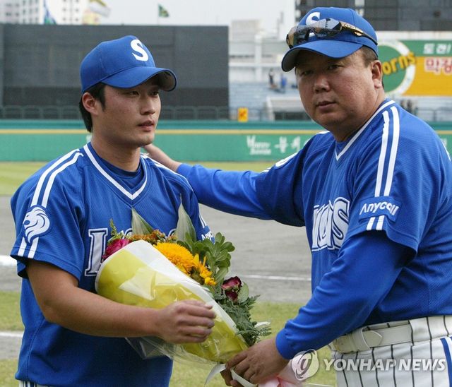 선동렬 감독 축하받는 오승환