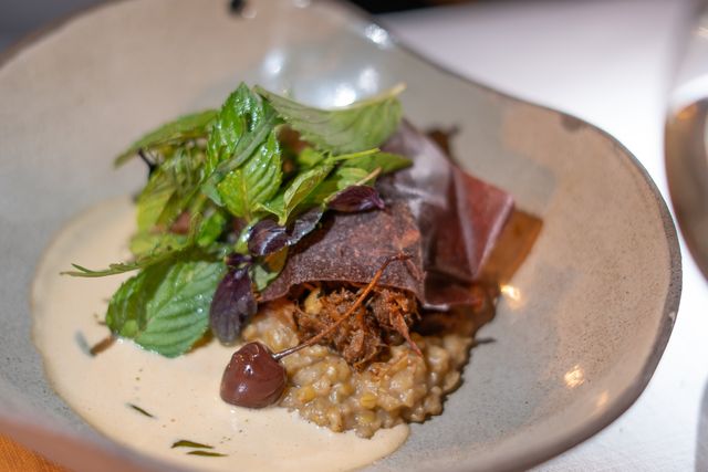 녹두 (사진 아래쪽) 등 한국인 입맛에도 친숙한 재료를 활용한 파인 다이닝이 특징인 아라카 [사진/성연재 기자] 