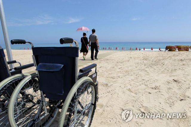 장애인을 위한 해수욕장의 배려