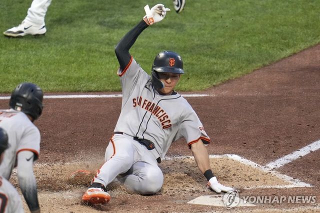빠른 발로 홈에 들어와 시즌 55번째 득점을 챙긴 이정후