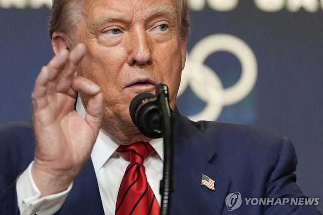 기자들 질문에 답하는 트럼프 대통령