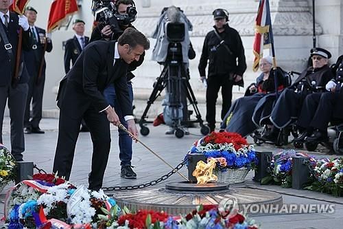 지난 5월 8일 무명용사 묘에 불꽃 붙이는 마크롱 프랑스 대통령