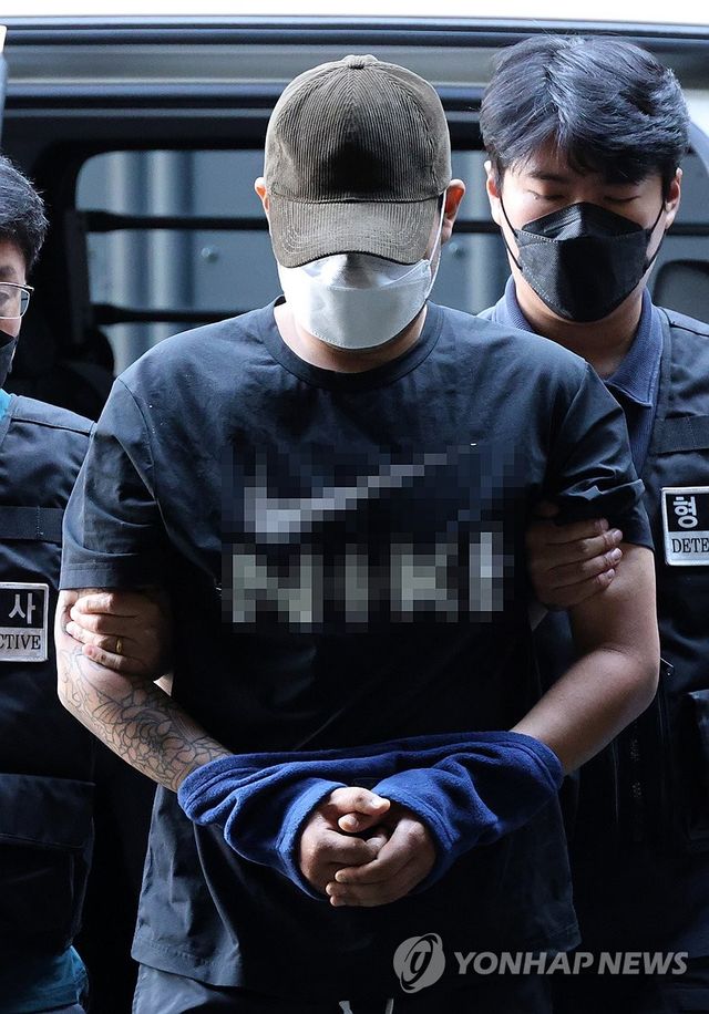 체포돼 경찰서로 들어서는 대전 교제살인 피의자