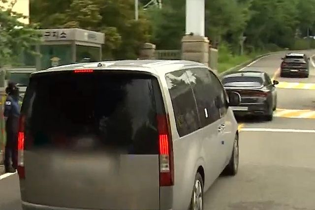 서울구치소 들어가는 특검팀 차량