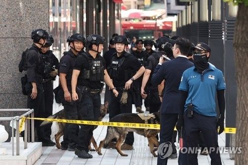 명동 신세계백화점 수색 마친 경찰특공대