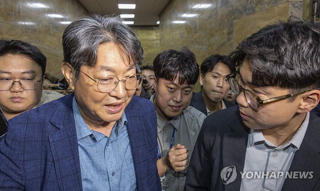 취재진에 둘러싸인 이춘석 국회 법사위원장