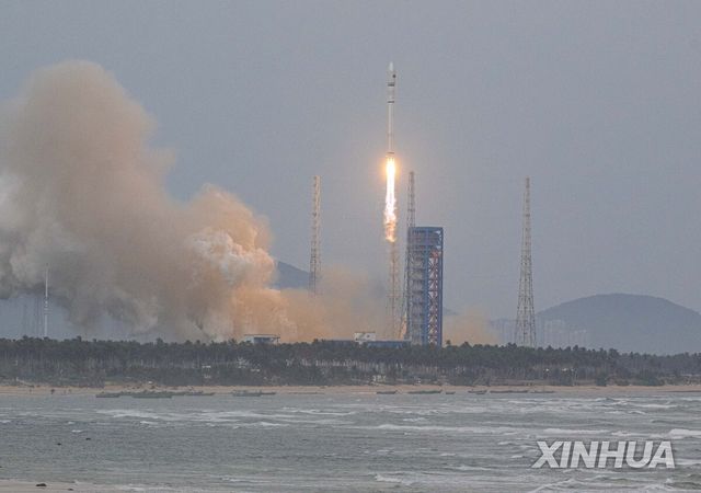중국 인공위성 탑재 창정 12호 로켓 발사