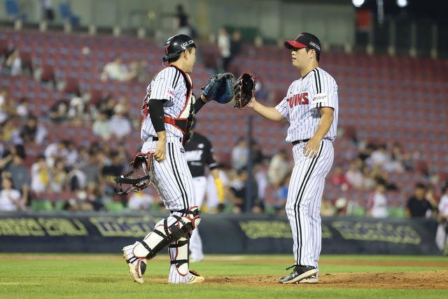 LG 트윈스 왼손 불펜 함덕주(오른쪽)