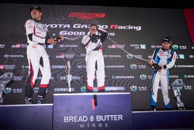 우승 세리머니를 펼치는 드라이버들