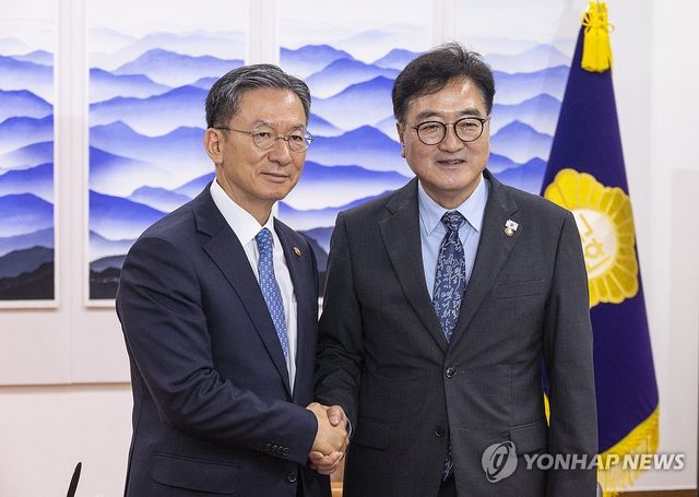 우원식 국회의장과 악수하는 정성호 법무부 장관