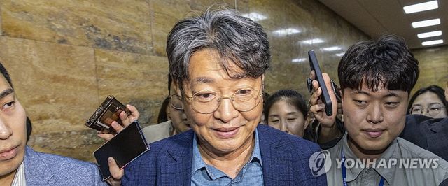 취재진에 둘러싸인 이춘석 의원