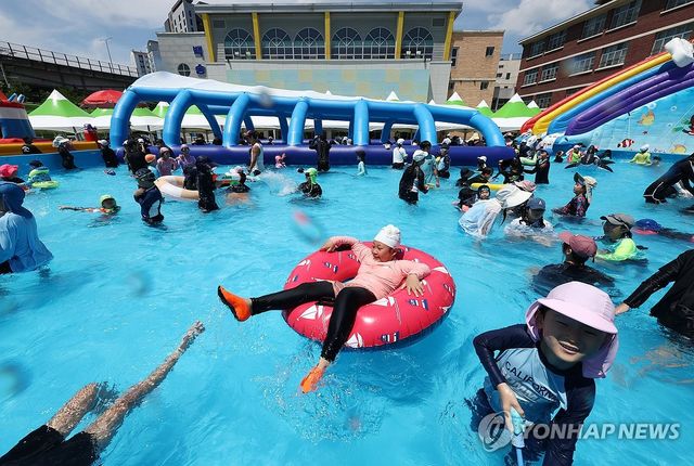 폭염 피해 시원하게 풍덩
