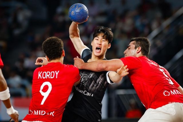 이집트와 경기에서 공격을 시도하는 최영우(가운데)