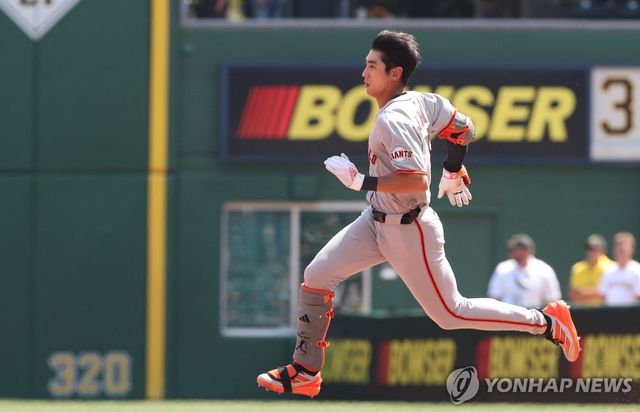 9회 2루타를 치고 질주하는 이정후