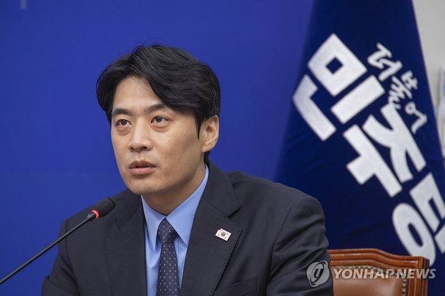 발언하는 한준호 최고위원