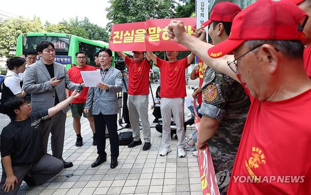 항의 받는 임성근 전 사단장