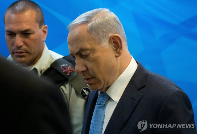 네타냐후 총리(가운데)와 자미르 참모총장(왼쪽)