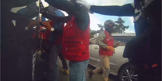 상대 노조 방송차량 흔드는 울산플랜트노조 조합원들