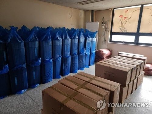 창고에 쌓인 태극기