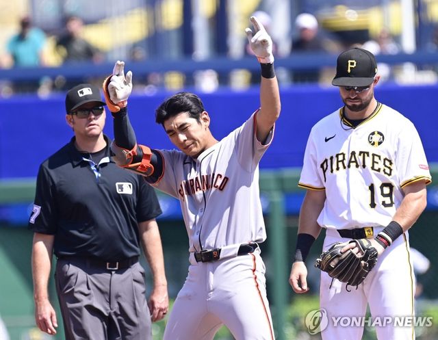 9회 2루타를 치고 기뻐하는 이정후(가운데)