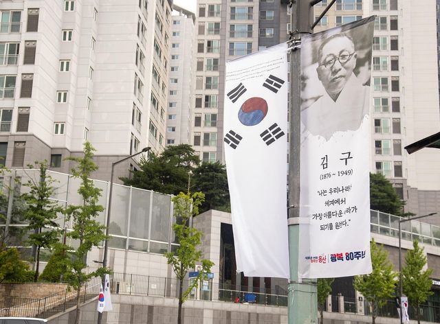 용산구에 걸린 태극기와 현수기