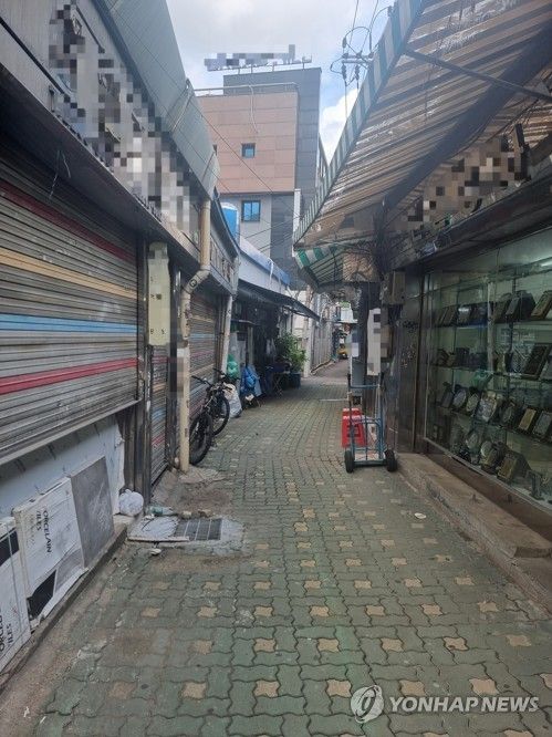 한산한 관수동 상패골목 거리