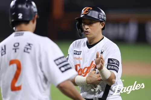 한화 이적 후 첫 타석에 나서 볼넷을 고른 손아섭(오른쪽)