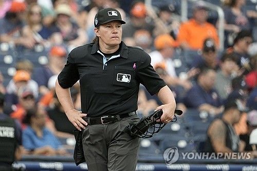 2024년 메이저리그 시범경기에서 주심을 맡은 젠 파월