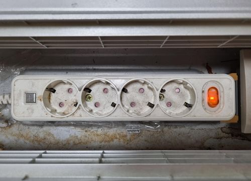 먼지가 쌓인 멀티탭