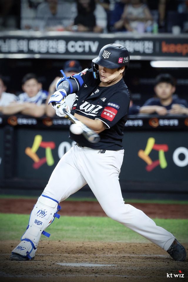 9회 역전 2점홈런 때리는 kt의 강백호 