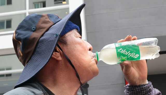 얼음물 마시는 어르신