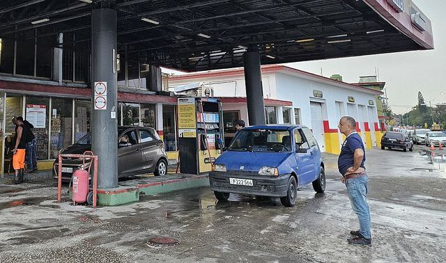 장시간 대기 끝에 주유하는 쿠바 주민