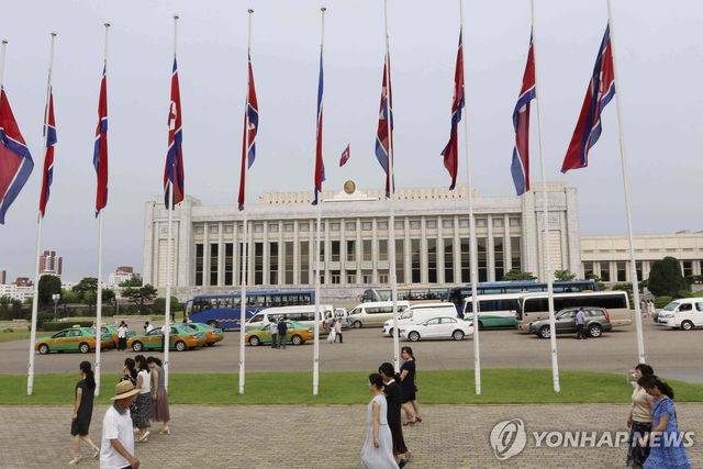 7월 8일 북한 평양 만수대의사당 앞을 지나는 주민들