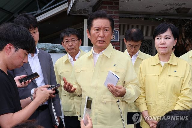 취재진 질문에 답하는 정청래 대표