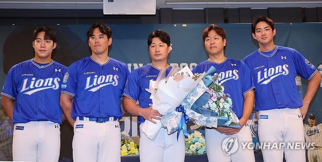 오승환, 후배들과 기념 촬영