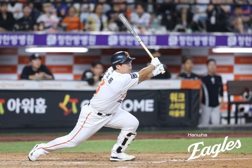 적시타 날리는 한화의 안치홍