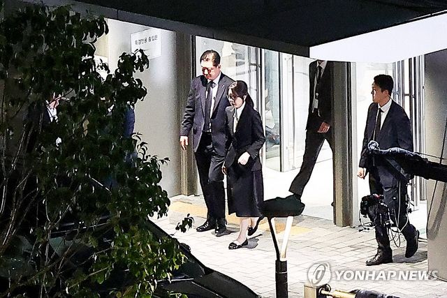 차량 향하는 김건희 여사